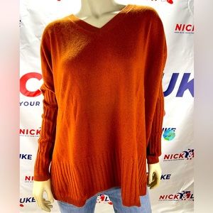 Very stylish women’s V-neck sweater by NAADAM - Soft Collection. 💯 cashmere